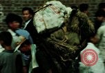 Standbild Seoul Koreanische Fußgänger Durchführung Jigae ein Frame Fluggesellschaften im Verkehr Seoul Korea, 1969, aus Sekunde 27 historischem Filmmaterial Videoclip 65675078898