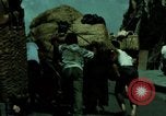Standbild Seoul Koreanische Fußgänger Durchführung Jigae ein Frame Fluggesellschaften im Verkehr Seoul Korea, 1969, aus Sekunde 32 historischem Filmmaterial Videoclip 65675078898