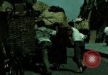 Standbild Seoul Koreanische Fußgänger Durchführung Jigae ein Frame Fluggesellschaften im Verkehr Seoul Korea, 1969, aus Sekunde 33 historischem Filmmaterial Videoclip 65675078898