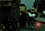 Standbild Seoul Koreanische Fußgänger Durchführung Jigae ein Frame Fluggesellschaften im Verkehr Seoul Korea, 1969, aus Sekunde 34 historischem Filmmaterial Videoclip 65675078898