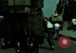 Standbild Seoul Koreanische Fußgänger Durchführung Jigae ein Frame Fluggesellschaften im Verkehr Seoul Korea, 1969, aus Sekunde 35 historischem Filmmaterial Videoclip 65675078898