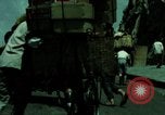 Standbild Seoul Koreanische Fußgänger Durchführung Jigae ein Frame Fluggesellschaften im Verkehr Seoul Korea, 1969, aus Sekunde 36 historischem Filmmaterial Videoclip 65675078898