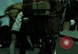 Standbild Seoul Koreanische Fußgänger Durchführung Jigae ein Frame Fluggesellschaften im Verkehr Seoul Korea, 1969, aus Sekunde 37 historischem Filmmaterial Videoclip 65675078898