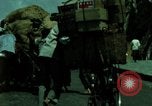 Standbild Seoul Koreanische Fußgänger Durchführung Jigae ein Frame Fluggesellschaften im Verkehr Seoul Korea, 1969, aus Sekunde 38 historischem Filmmaterial Videoclip 65675078898