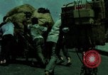 Standbild Seoul Koreanische Fußgänger Durchführung Jigae ein Frame Fluggesellschaften im Verkehr Seoul Korea, 1969, aus Sekunde 39 historischem Filmmaterial Videoclip 65675078898