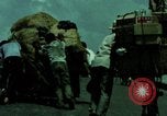 Standbild Seoul Koreanische Fußgänger Durchführung Jigae ein Frame Fluggesellschaften im Verkehr Seoul Korea, 1969, aus Sekunde 40 historischem Filmmaterial Videoclip 65675078898