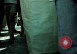 Standbild Seoul Koreanische Fußgänger Durchführung Jigae ein Frame Fluggesellschaften im Verkehr Seoul Korea, 1969, aus Sekunde 42 historischem Filmmaterial Videoclip 65675078898