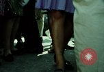 Standbild Seoul Koreanische Fußgänger Durchführung Jigae ein Frame Fluggesellschaften im Verkehr Seoul Korea, 1969, aus Sekunde 45 historischem Filmmaterial Videoclip 65675078898