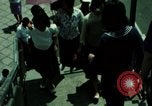 Standbild Seoul Koreanische Fußgänger Durchführung Jigae ein Frame Fluggesellschaften im Verkehr Seoul Korea, 1969, aus Sekunde 46 historischem Filmmaterial Videoclip 65675078898