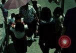 Standbild Seoul Koreanische Fußgänger Durchführung Jigae ein Frame Fluggesellschaften im Verkehr Seoul Korea, 1969, aus Sekunde 47 historischem Filmmaterial Videoclip 65675078898