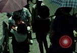 Standbild Seoul Koreanische Fußgänger Durchführung Jigae ein Frame Fluggesellschaften im Verkehr Seoul Korea, 1969, aus Sekunde 48 historischem Filmmaterial Videoclip 65675078898