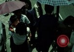 Standbild Seoul Koreanische Fußgänger Durchführung Jigae ein Frame Fluggesellschaften im Verkehr Seoul Korea, 1969, aus Sekunde 49 historischem Filmmaterial Videoclip 65675078898