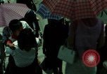 Standbild Seoul Koreanische Fußgänger Durchführung Jigae ein Frame Fluggesellschaften im Verkehr Seoul Korea, 1969, aus Sekunde 50 historischem Filmmaterial Videoclip 65675078898