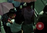 Standbild Seoul Koreanische Fußgänger Durchführung Jigae ein Frame Fluggesellschaften im Verkehr Seoul Korea, 1969, aus Sekunde 51 historischem Filmmaterial Videoclip 65675078898