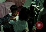 Standbild Seoul Koreanische Fußgänger Durchführung Jigae ein Frame Fluggesellschaften im Verkehr Seoul Korea, 1969, aus Sekunde 52 historischem Filmmaterial Videoclip 65675078898
