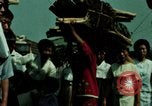 Standbild Seoul Koreanische Fußgänger Durchführung Jigae ein Frame Fluggesellschaften im Verkehr Seoul Korea, 1969, aus Sekunde 53 historischem Filmmaterial Videoclip 65675078898