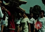 Standbild Seoul Koreanische Fußgänger Durchführung Jigae ein Frame Fluggesellschaften im Verkehr Seoul Korea, 1969, aus Sekunde 54 historischem Filmmaterial Videoclip 65675078898