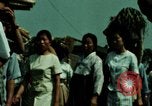 Standbild Seoul Koreanische Fußgänger Durchführung Jigae ein Frame Fluggesellschaften im Verkehr Seoul Korea, 1969, aus Sekunde 55 historischem Filmmaterial Videoclip 65675078898