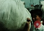 Standbild Seoul Koreanische Fußgänger Durchführung Jigae ein Frame Fluggesellschaften im Verkehr Seoul Korea, 1969, aus Sekunde 56 historischem Filmmaterial Videoclip 65675078898
