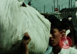 Standbild Seoul Koreanische Fußgänger Durchführung Jigae ein Frame Fluggesellschaften im Verkehr Seoul Korea, 1969, aus Sekunde 57 historischem Filmmaterial Videoclip 65675078898