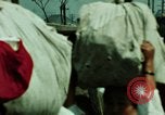 Standbild Seoul Koreanische Fußgänger Durchführung Jigae ein Frame Fluggesellschaften im Verkehr Seoul Korea, 1969, aus Sekunde 58 historischem Filmmaterial Videoclip 65675078898