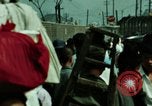 Standbild Seoul Koreanische Fußgänger Durchführung Jigae ein Frame Fluggesellschaften im Verkehr Seoul Korea, 1969, aus Sekunde 59 historischem Filmmaterial Videoclip 65675078898