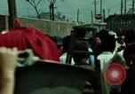Standbild Seoul Koreanische Fußgänger Durchführung Jigae ein Frame Fluggesellschaften im Verkehr Seoul Korea, 1969, aus Sekunde 61 historischem Filmmaterial Videoclip 65675078898