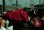 Standbild Seoul Koreanische Fußgänger Durchführung Jigae ein Frame Fluggesellschaften im Verkehr Seoul Korea, 1969, aus Sekunde 62 historischem Filmmaterial Videoclip 65675078898
