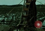Standbild Koreanische Bauern Bewässern von Pflanzen Korea, 1969, aus Sekunde 6 historischem Filmmaterial Videoclip 65675078900