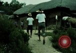 Standbild Koreanische Bauern Bewässern von Pflanzen Korea, 1969, aus Sekunde 17 historischem Filmmaterial Videoclip 65675078900