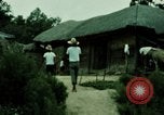 Standbild Koreanische Bauern Bewässern von Pflanzen Korea, 1969, aus Sekunde 20 historischem Filmmaterial Videoclip 65675078900
