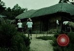 Standbild Koreanische Bauern Bewässern von Pflanzen Korea, 1969, aus Sekunde 21 historischem Filmmaterial Videoclip 65675078900