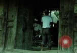Standbild Koreanische Bauern Bewässern von Pflanzen Korea, 1969, aus Sekunde 25 historischem Filmmaterial Videoclip 65675078900