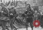 Standbild Schlacht in den Ardennen Deutschland, 1944, aus Sekunde 37 historischem Filmmaterial Videoclip 65675078934