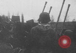 Standbild Deutsche Soldaten Angriff der Britischen spitfire Flugzeuge Western Theater, 1944, aus Sekunde 19 historischem Filmmaterial Videoclip 65675078935