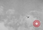 Standbild Deutsche Soldaten Angriff der Britischen spitfire Flugzeuge Western Theater, 1944, aus Sekunde 23 historischem Filmmaterial Videoclip 65675078935
