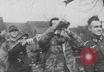 Standbild Deutsche Soldaten Angriff der Britischen spitfire Flugzeuge Western Theater, 1944, aus Sekunde 25 historischem Filmmaterial Videoclip 65675078935