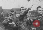 Standbild Deutsche Soldaten Angriff der Britischen spitfire Flugzeuge Western Theater, 1944, aus Sekunde 26 historischem Filmmaterial Videoclip 65675078935