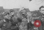 Standbild Deutsche Soldaten Angriff der Britischen spitfire Flugzeuge Western Theater, 1944, aus Sekunde 27 historischem Filmmaterial Videoclip 65675078935
