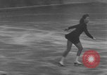 Image Patineurs effectuer dans un spectacle sur glace Berlin Allemagne, 1945, de la seconde 6 séquences d'archives historiques vidéo 65675078942