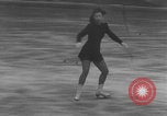 Image Patineurs effectuer dans un spectacle sur glace Berlin Allemagne, 1945, de la seconde 7 séquences d'archives historiques vidéo 65675078942