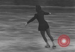 Image Patineurs effectuer dans un spectacle sur glace Berlin Allemagne, 1945, de la seconde 8 séquences d'archives historiques vidéo 65675078942