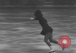 Image Patineurs effectuer dans un spectacle sur glace Berlin Allemagne, 1945, de la seconde 9 séquences d'archives historiques vidéo 65675078942