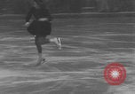 Image Patineurs effectuer dans un spectacle sur glace Berlin Allemagne, 1945, de la seconde 10 séquences d'archives historiques vidéo 65675078942