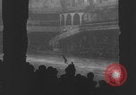 Image Patineurs effectuer dans un spectacle sur glace Berlin Allemagne, 1945, de la seconde 15 séquences d'archives historiques vidéo 65675078942