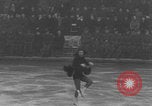 Image Patineurs effectuer dans un spectacle sur glace Berlin Allemagne, 1945, de la seconde 18 séquences d'archives historiques vidéo 65675078942
