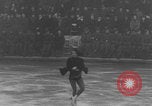 Image Patineurs effectuer dans un spectacle sur glace Berlin Allemagne, 1945, de la seconde 19 séquences d'archives historiques vidéo 65675078942
