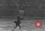 Image Patineurs effectuer dans un spectacle sur glace Berlin Allemagne, 1945, de la seconde 20 séquences d'archives historiques vidéo 65675078942