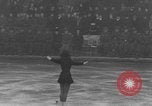 Image Patineurs effectuer dans un spectacle sur glace Berlin Allemagne, 1945, de la seconde 21 séquences d'archives historiques vidéo 65675078942