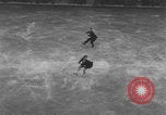 Image Patineurs effectuer dans un spectacle sur glace Berlin Allemagne, 1945, de la seconde 24 séquences d'archives historiques vidéo 65675078942